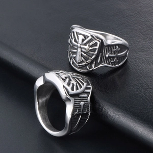 Anello vintage da uomo in argento S925 con croce e scudo in stile medievale