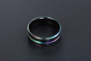 Détail macro d'une bague pour homme en titane noir mat avec rainure arc-en-ciel