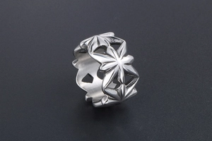 Dettaglio macro del motivo floreale cavo vintage su anello punk in acciaio inossidabile