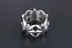 Vista macro di motivi vintage traforati e dettagli geometrici su un anello da uomo
