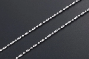 Gros plan détaillé d'un collier chaîne à maillons bambou en acier inoxydable poli unisexe