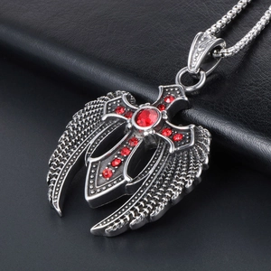 Gotische Adlerflügel-Halskette mit Kreuz und roten Strasssteinen auf schwarzem Leder