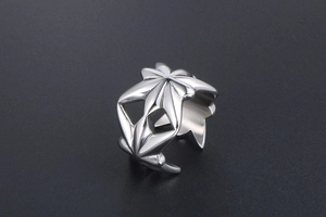 Makroaufnahme von silbernem Vintage-Punk-Ring mit ausgehöhltem Stern und poliertem Finish