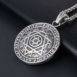 Collana con ciondolo a stella d'argento vintage e rune celesti su pelle nera