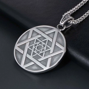 Pendentif étoile hexagonale multicouche vintage en acier titane argenté avec chaîne en O