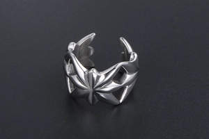 Detailansicht eines silbernen Punk-Rings mit Stern-Hohlform und mattem Metall-Finish