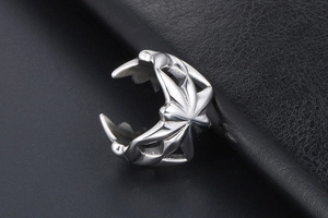 Makroaufnahme von Vintage Silber hohl Kreuz Stern offenen Ring im Gothic-Rock-Stil
