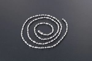 Vue détaillée d'une chaîne à billes en acier inoxydable avec fermoir mousqueton