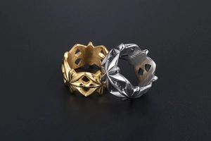 Dettaglio degli anelli geometrici traforati a stella nelle finiture oro e argento