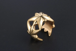 Detailansicht goldener sechseckiger Sternenmuster auf einem Retro-Metall-Ring