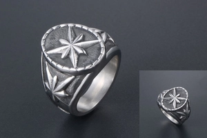Détails d'une bague chevalière vintage avec étoiles gaufrées et finition en métal oxydé