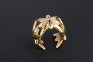 Makro-Detail des goldenen Vintage-Hohlkreuz-Blumenrings mit verstellbarem offenem Design