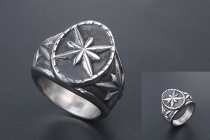 Détail de la gravure d'étoile vintage sur une bague chevalière en acier titane