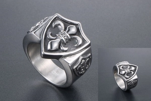 Vue macro de la bague en acier titane pour homme avec relief fleur de lys en noir vintage