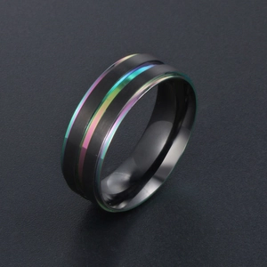 Bague pour homme en acier titane noir brossé avec un insert arc-en-ciel vibrant