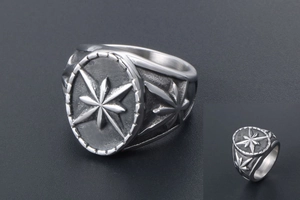 Vue macro d'une bague étoile rétro avec motif boussole et finition argentée oxydée