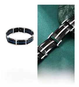 Détail du bracelet pour homme en acier titane avec câbles bleus et rivets argentés