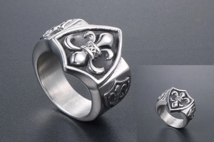 Détail macro d'une bague en titane pour homme avec un blason fleur de lys en relief