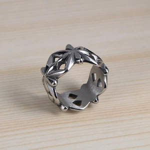 Anello a Fascia in Acciaio al Titanio con Motivo a Stella Traforato Vintage per Uomo Donna Punk Gotico Anello in Acciaio Inossidabile Lucidato Gioielli Regalo