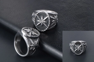 Vue détaillée d'une bague chevalière vintage en argent avec motifs d'étoiles en relief