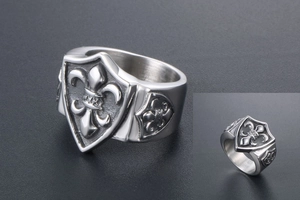 Détail macro de la bague bouclier en acier titane pour homme avec motif fleur de lys