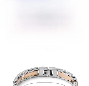 Détail du bracelet à maillons en acier titane bicolore argent et or rose poli