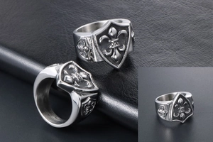 Gros plan d'une bague chevalière en titane rétro avec motif blason de fleur de lys