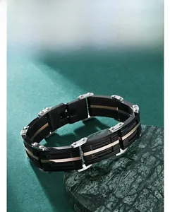 Gros plan d'un bracelet pour homme en acier titane avec placage noir et câble en acier