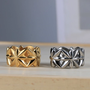 Anelli vintage con motivo a stella traforata in finiture oro e argento stile punk