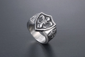 Détail de la bague en forme de bouclier avec motif Fleur-de-lis et acier vintage
