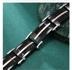 Détail du bracelet homme bicolore en acier inoxydable avec câble torsadé et maillons