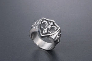 Détail d'une bague bouclier fleur-de-lis en acier titane argenté pour homme