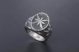 Vue détaillée d'une bague boussole vintage avec détails gaufrés et finition argent noir