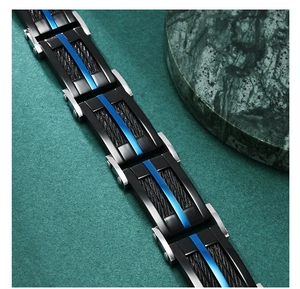 Détail d'un bracelet en acier inoxydable pour homme avec insert bleu et fil d'acier tressé