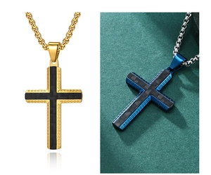 Détail de pendentifs croix en acier titane avec insert en carbone doré et bleu