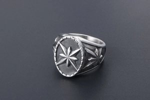 Vue macro de la bague boussole étoile rétro avec finition en métal vieilli et détails gaufrés