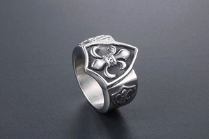 Vue détaillée d'une bague en acier titane avec emblème fleur de lys et boucliers
