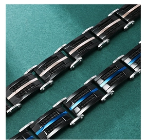 Détail macro du bracelet en acier inoxydable pour homme avec touches rose et bleu