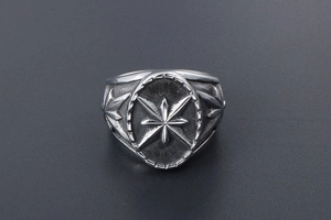 Détail d'une bague en argent vintage avec étoile boussole en relief et finition oxydée