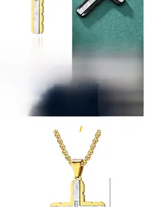 Dettaglio della collana a croce in acciaio al titanio bicolore con texture martellata