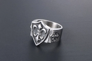 Vue détaillée du dessus d'une bague en acier avec motif fleur de lys sur bouclier