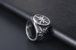 Vue macro d'une bague chevalière rétro en acier inoxydable avec gravure d'étoile