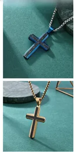 Détail de pendentifs en croix avec insert en fibre de carbone et découpes latérales