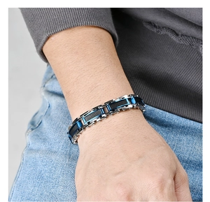 Détail d'un bracelet pour homme en acier inoxydable bleu et noir avec fibre de carbone