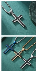 Détail de pendentifs en croix avec incrustation en carbone en argent, bleu et doré