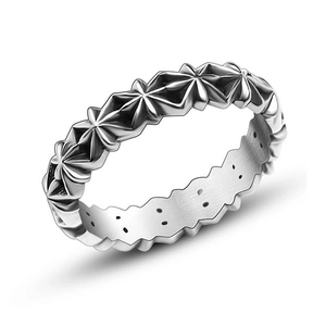 Vintage silver star relief ring with geometric star patterns and wavy inner edges