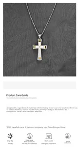 Détail macro du pendentif croix bicolore en acier inoxydable avec zircone et chaîne box