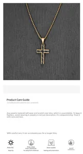 Détail du collier croix dorée avec insert en carbone et guide d'entretien du produit