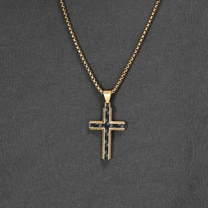 Pendentif croix pour homme avec incrustation en carbone et chaîne en acier titane doré