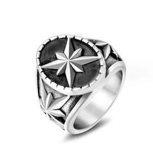 Bague vintage en argent oxydé avec motif étoile boussole en relief sur fond neutre